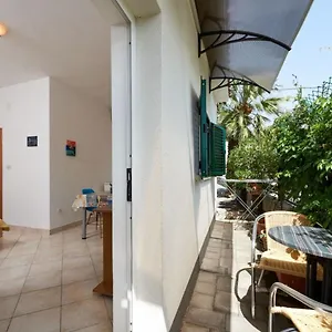 Mare - 30 M From Pebble Apartament
